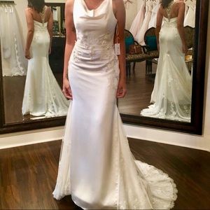 Beautiful Ivory Enzoani Wedding Dress size 8 US
